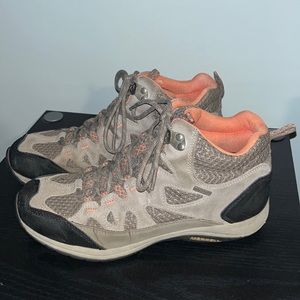 Size 9 Merrell Women’s Hiking Boots (Waterproof)